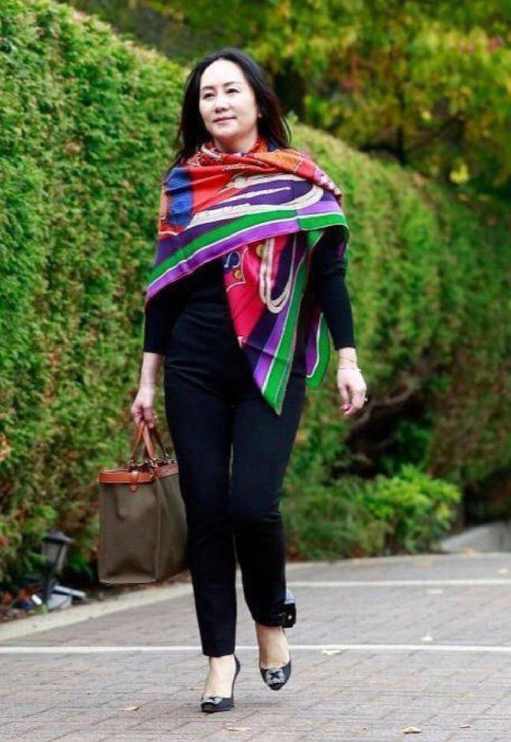 孟晚舟告诉你真正的名媛穿搭:不披金戴银,色不过三,优雅高级