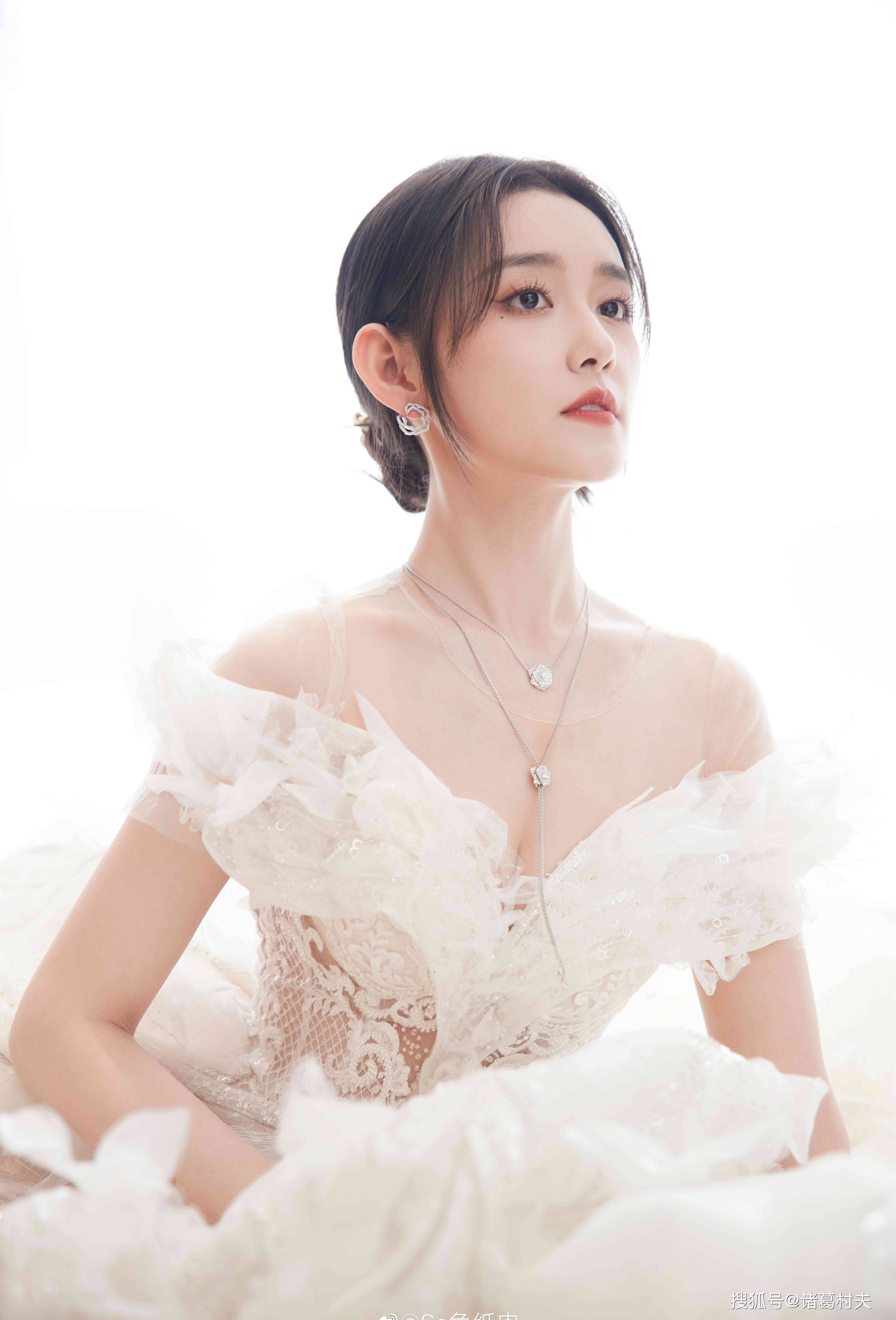 首先,蒋依依的颜值是无法忽视的.她的五官精致,皮肤白皙,气质独特.