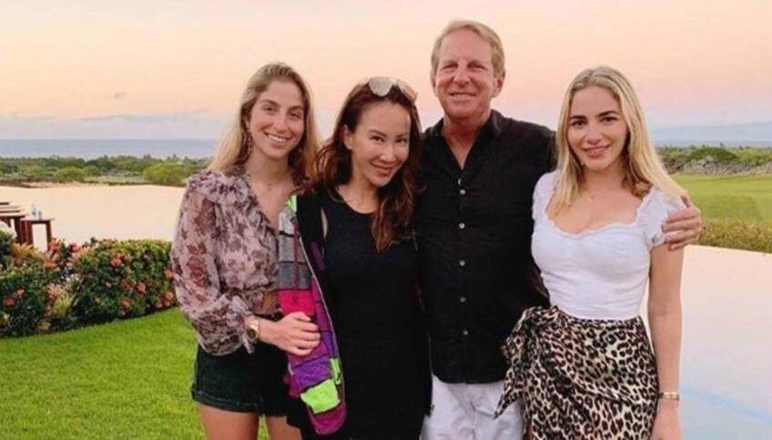 原创47岁李玟被曝婚变后首度现身脚伤严重无法行走被人架着上车