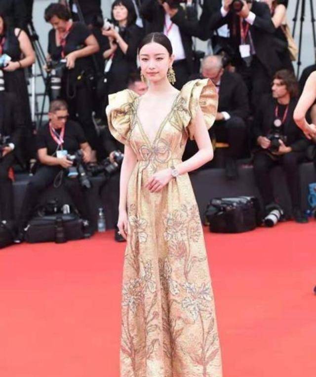 原创原创31岁倪妮凭造型连登热搜从长裙到连体衣这身材是被天使吻过吧