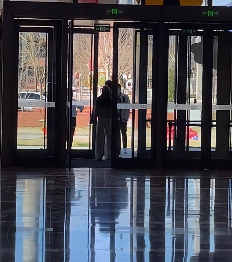 汪小菲未婚妻疑怀孕两人现身买奶爸车女方衣着宽松孕味十足