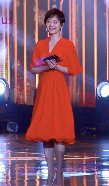 原创40岁的孙俪体态走样穿v领红裙脖颈明显前倾不像常年健身的人