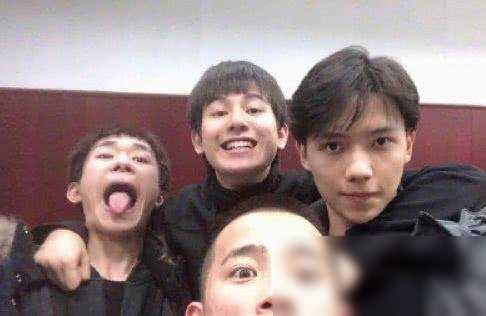 原创易烊千玺合照中身后小哥惊艳全场校园校霸大显神通