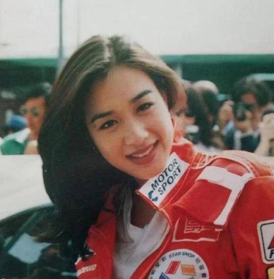 原创原创50岁3段婚史3个女儿老公比她小12岁人鱼小姐钟丽缇的坎坷爱情