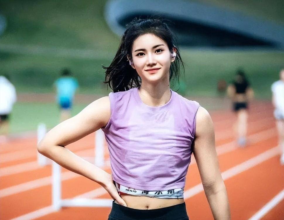 原创体坛女神夏思凝有黄金臀腿比长相清纯如初恋身材时尚引羡慕