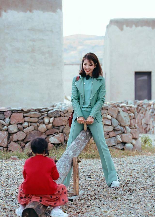 原创41岁刘涛上节目真胆大一身绿色装美得毫无违和感同龄女星少见