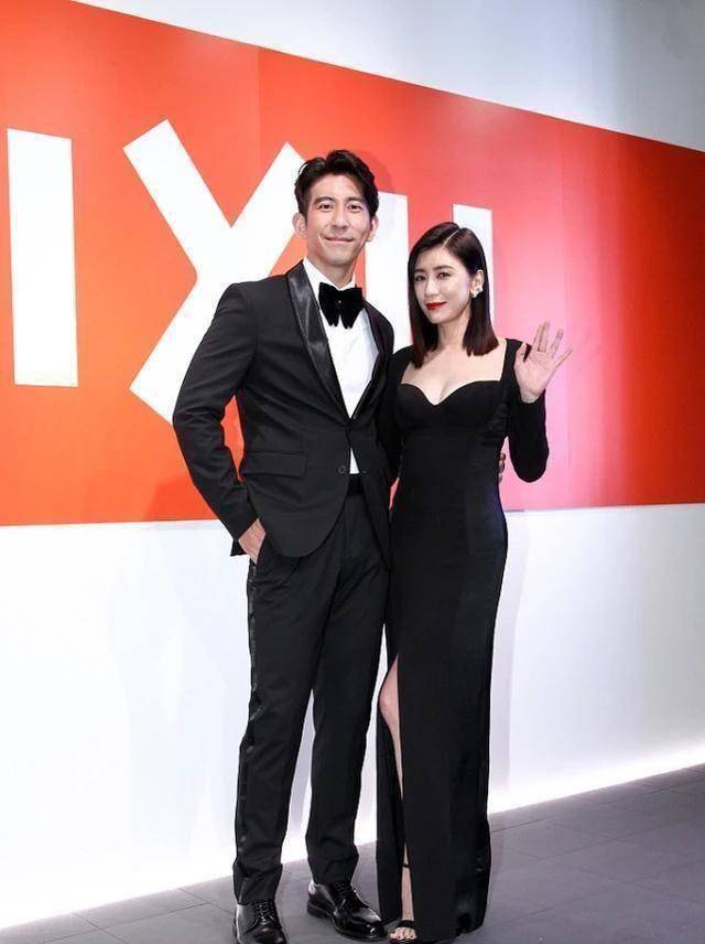 的黑白配色,让整个人看起来帅气而又不失格调,衬托得修杰楷尤为帅气