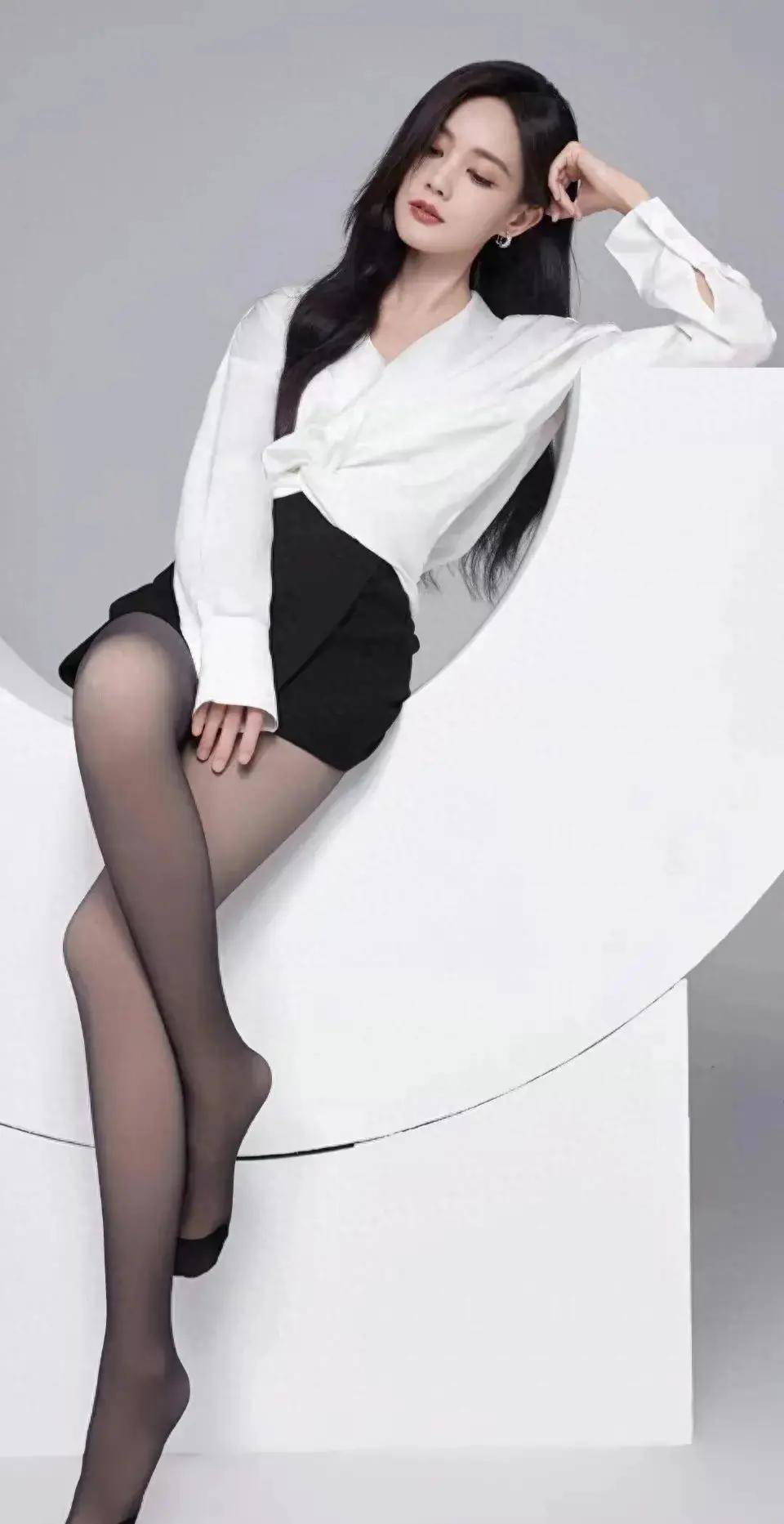 原创大长腿配黑丝甜妹变御姐李一桐新造型惊艳亮相