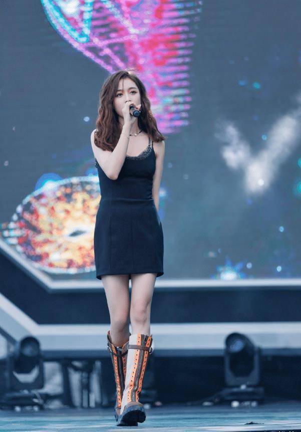 原创吴宣仪也对毒汁靴下手了看她秀出来的腿型怕是直男心头最爱