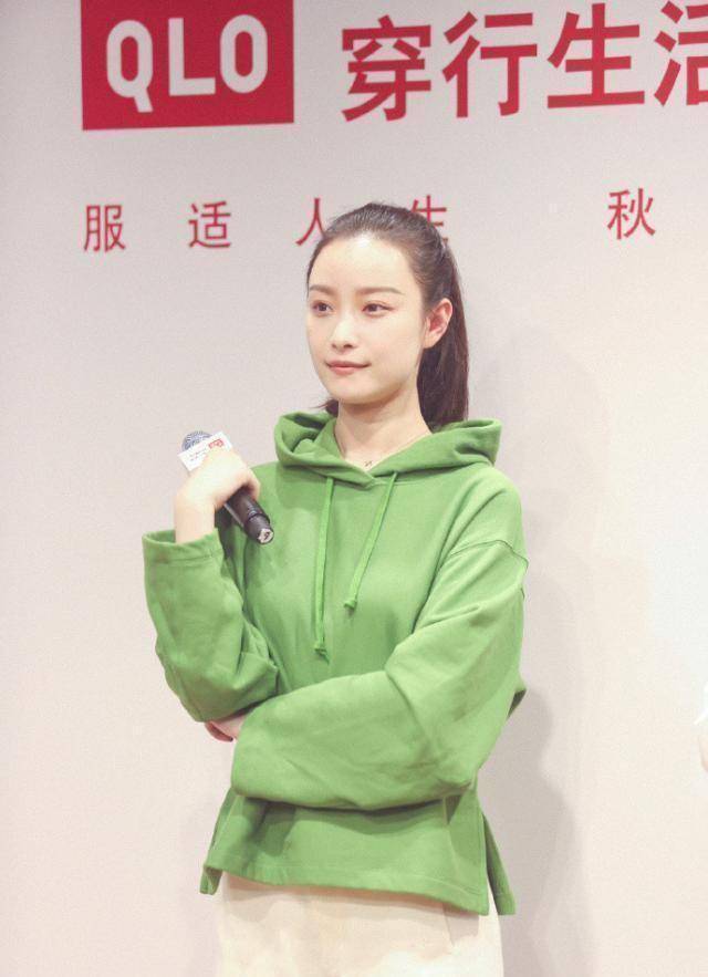 原创31岁倪妮七夕上节目也太节约,高马尾穿199绿色卫衣,我彻底服了
