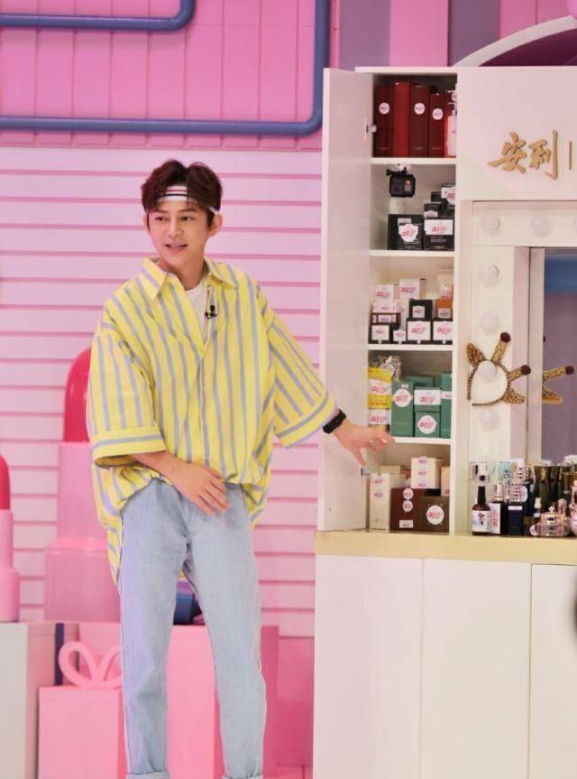 原创原创45岁何炅逆龄生长穿粉色毫无违和感青春洋溢像20岁阳光少年