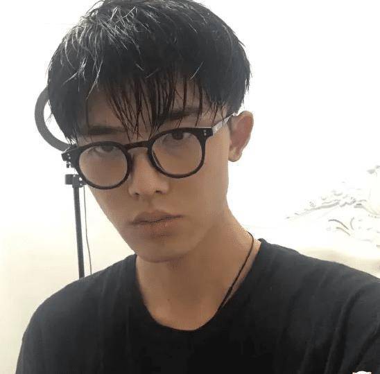 他参加《变形计》时吃胖14斤,如今因撞脸连肖战走红,帅到犯规_刘一鸣