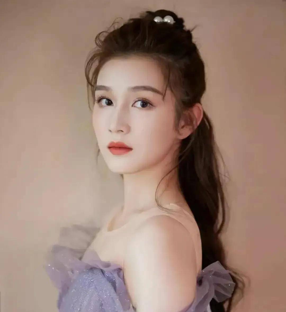 原创原创44岁陈思诚携23岁女友回京女朋友长得像佟丽娅却被网友调侃