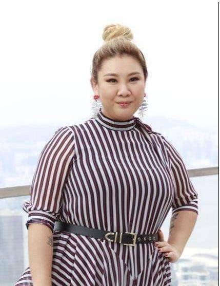 原创原创180斤郑欣宜胖回起点腰部系带根本没用超大码礼服完全兜不住