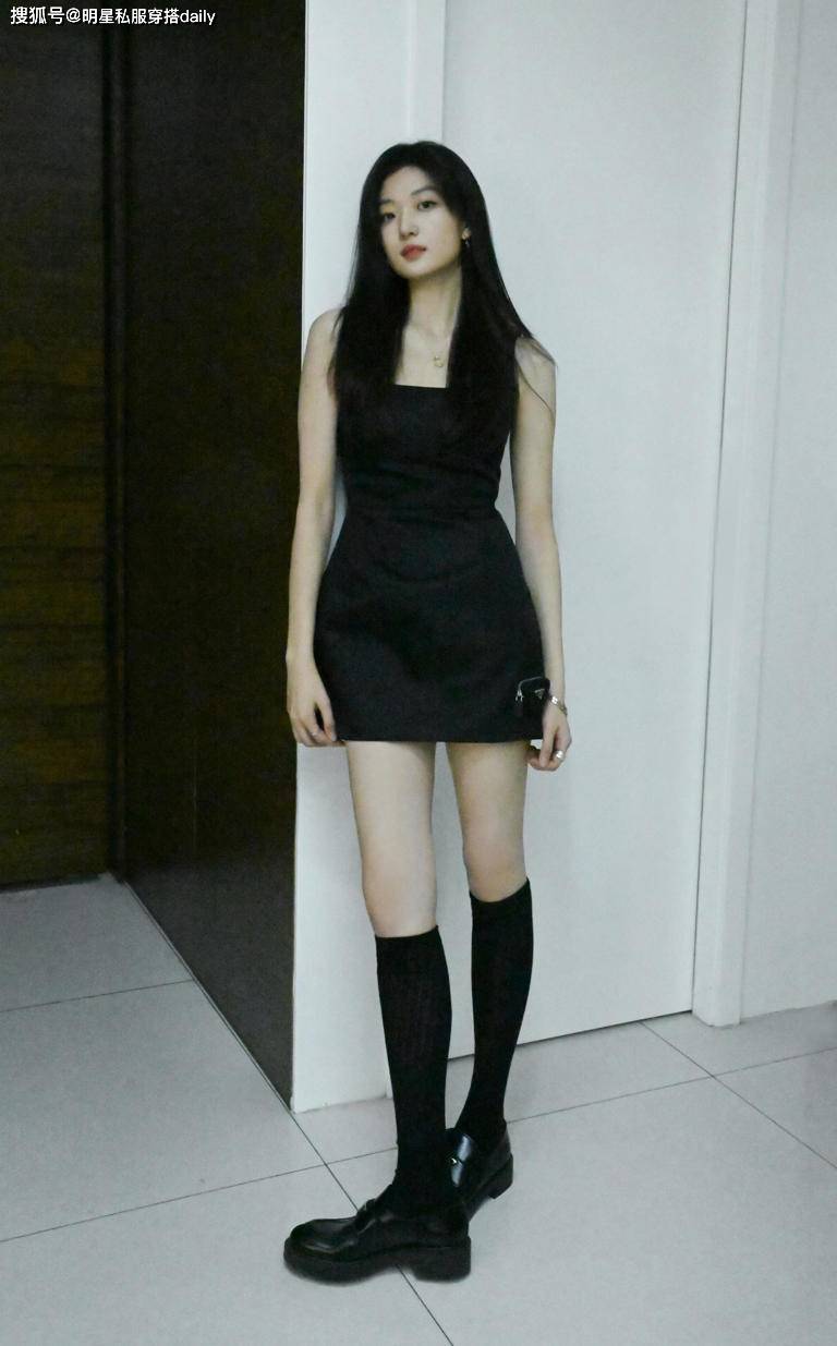 原创孙千小黑裙录制节目吊带小黑裙造型展现迷人魅力长腿吸睛无数