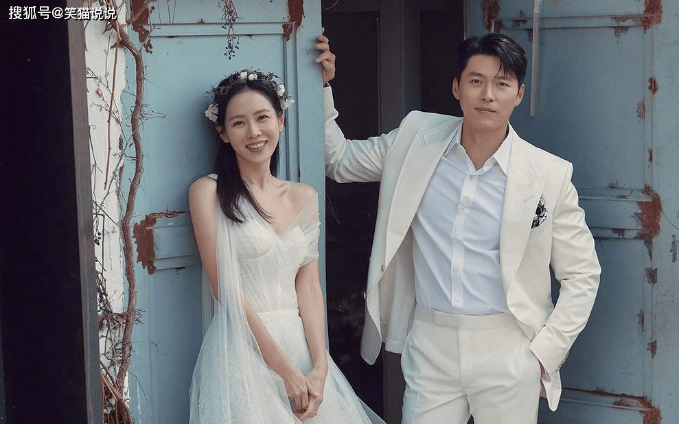 孙艺珍晒婚照庆结婚2周年,与玄彬靠门拍照好恩爱,坐花屋里好美!