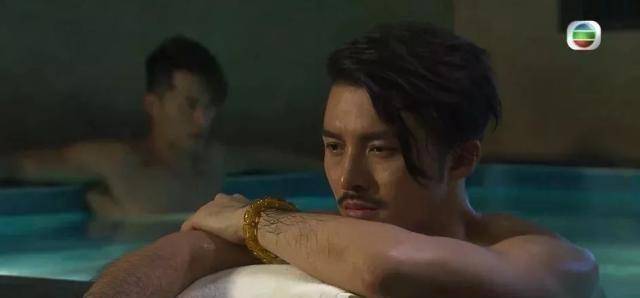 外形帅气的黄嘉乐,完全看不出来今年已经快40岁了,他属于tvb的童颜