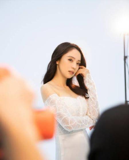 原创原创42岁董璇晒周末美照装扮少女感满满一双美腿修长抢镜