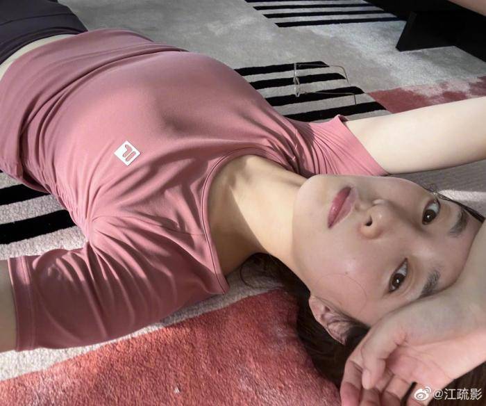 江疏影大方晒健身照素颜可以看见脸上的痣傲人身材一览无遗