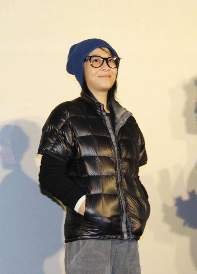 原创原创49岁刘若英越来越放飞自我了黑色羽绒服搭配针织帽还素颜出镜