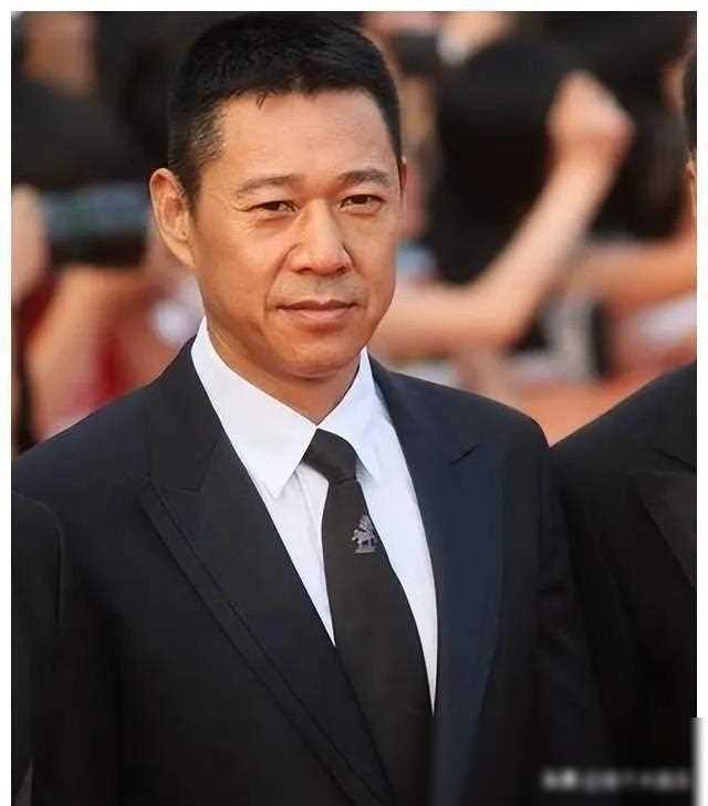 张丰毅硬汉情深二婚巨星娶小12岁28年宠妻如宝感动世人