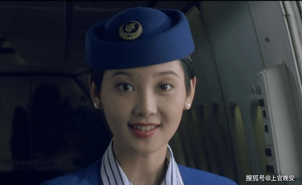徐帆就演了一名空姐,跟郭涛演cp,那时候的她比《紧急迫降》里还好看