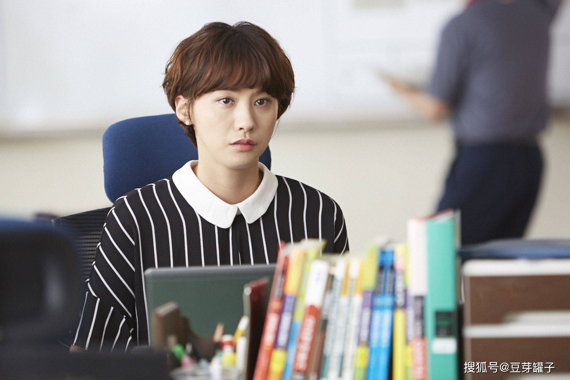 韩国19禁电影,两个女老师为争夺男学生无所不用_申载河_朴孝珠_秋惠英