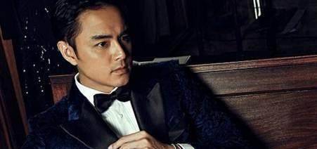 明道饰演的菜场老板与年轻的儿子单钧昊之间有着温馨的关系,他们一起