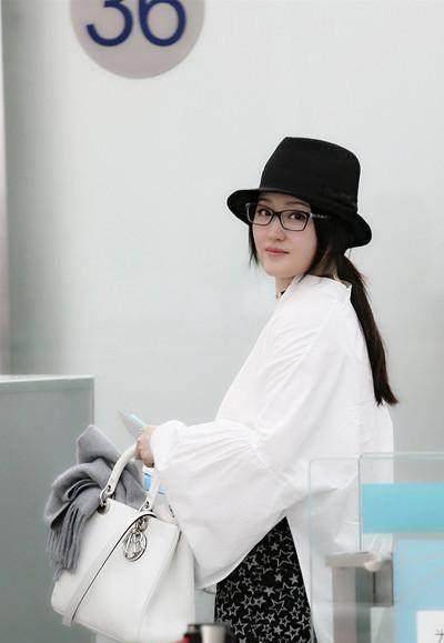 原创原创46岁杨钰莹现身机场热裤太短惹争议网友脚下鞋子看着都冒汗