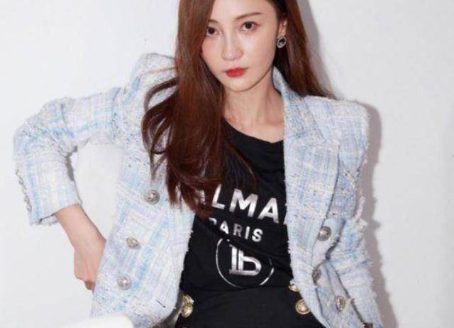 原创原创40岁姚笛与高个男子同回住处疑有新恋情老公曾多次与美女约会