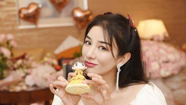 黄奕撞脸王俊凯,因原生家庭爱情不顺,因两段婚姻断送了事业_孩子_女儿