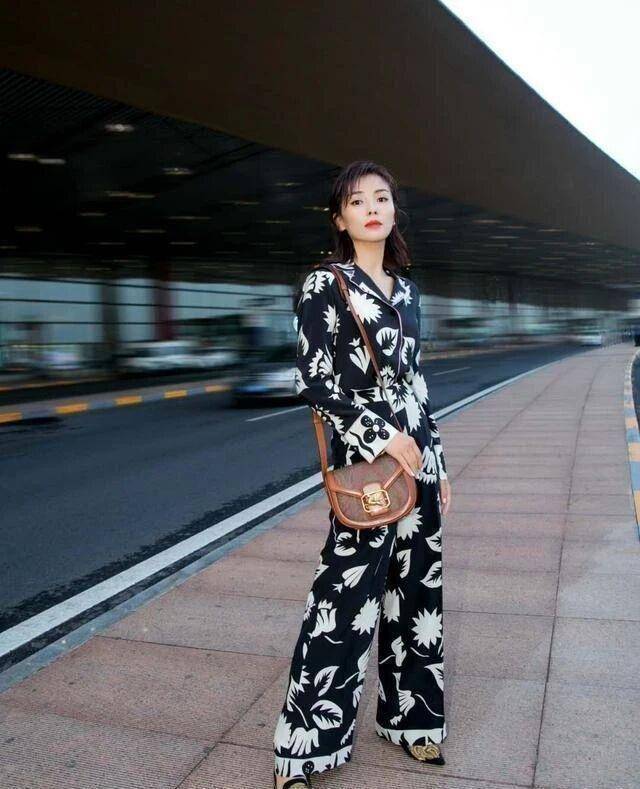 42岁的刘涛依然这么有气质,如果你也喜欢她的穿衣风格,不妨试试同款吧