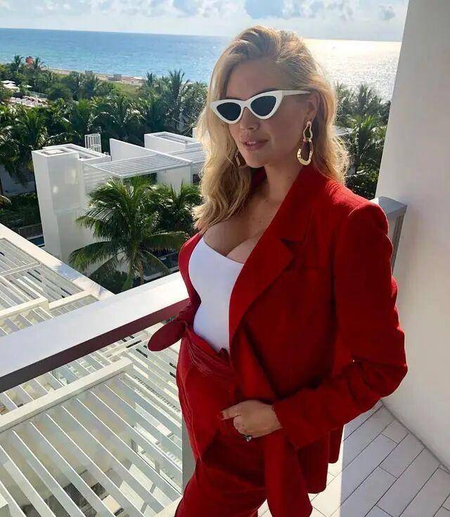 原创英国超模身高不足160在豪华座舱自拍身材丰满堪比卡戴珊