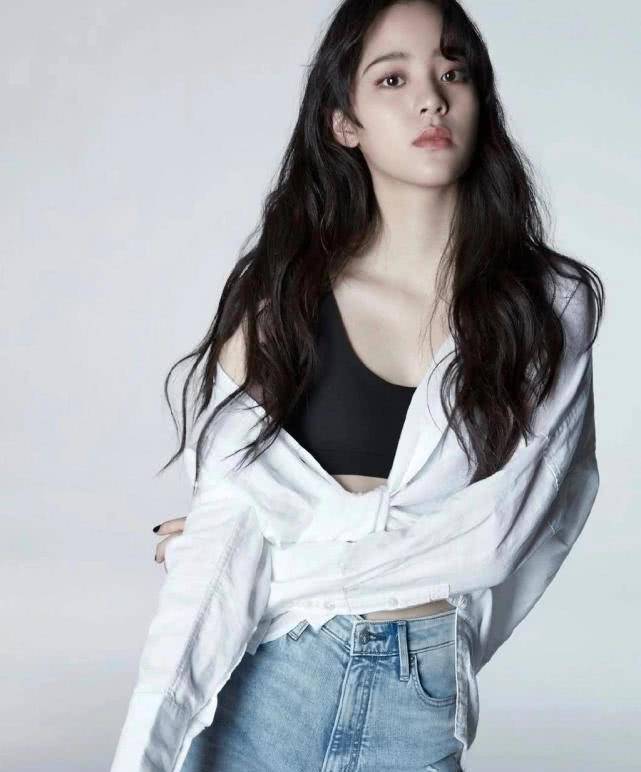 19岁欧阳娜娜碰上22岁关晓彤同拍衣服策划一个清冷一个少女