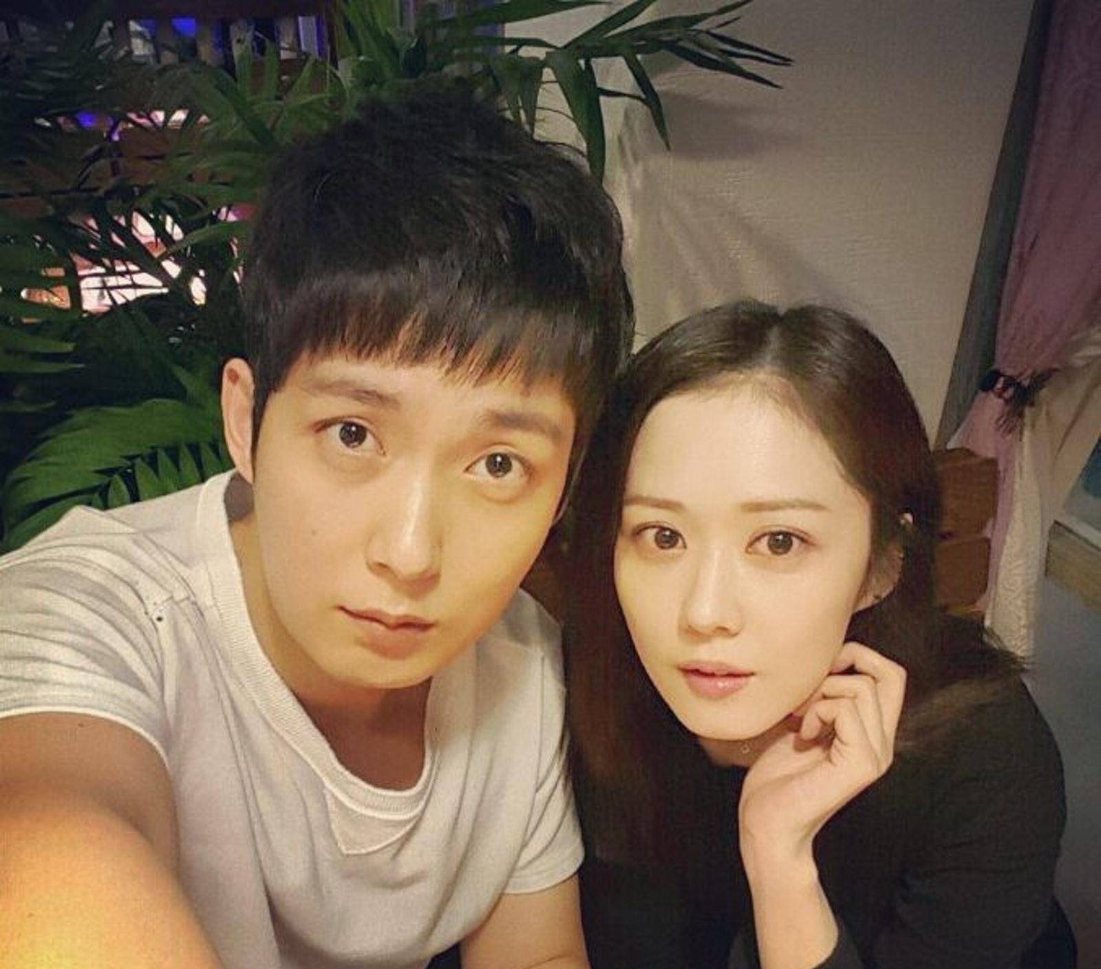 原创39岁张娜拉不见老大5岁的哥哥更是童颜兄妹同框十分养眼