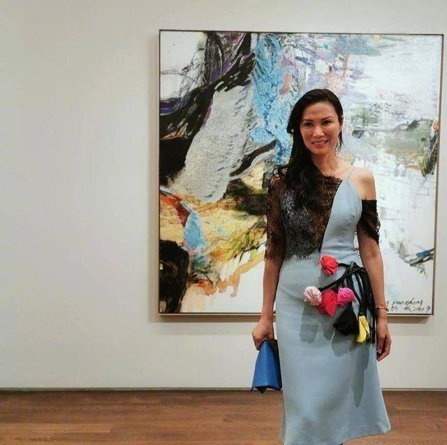 原创51岁邓文迪坐游轮荡秋千穿马甲笑得像个孩子完美展现富婆生活