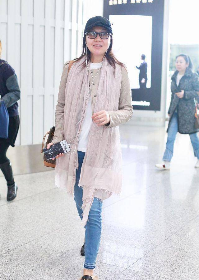 原创原创48岁闫妮胖到被群嘲素颜现身机场后神似路人毫无明星气质