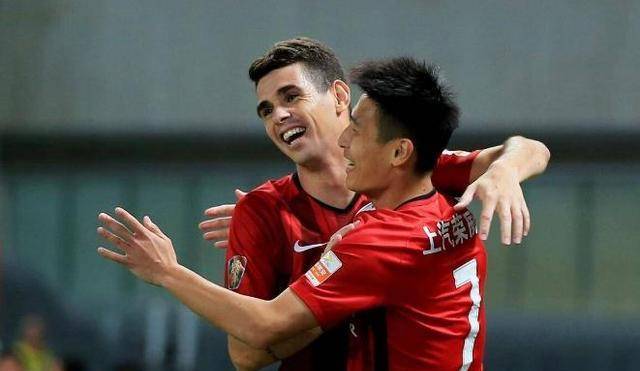 奥斯卡在比赛中展现教练潜质,球迷惊讶主帅全力支持_指导_上港_队友