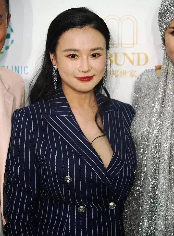 原创原创51岁伊能静状态太好一袭白裙像少女把小15岁冉莹颖都比下去了