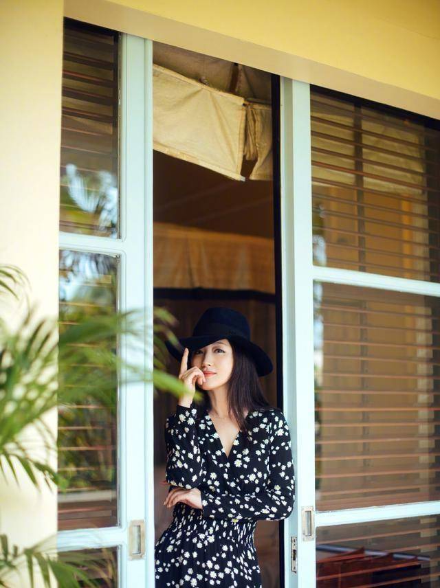 原创49岁杨钰莹穿搭依然叛逆衬衫领口开3颗纽扣诱惑力满分