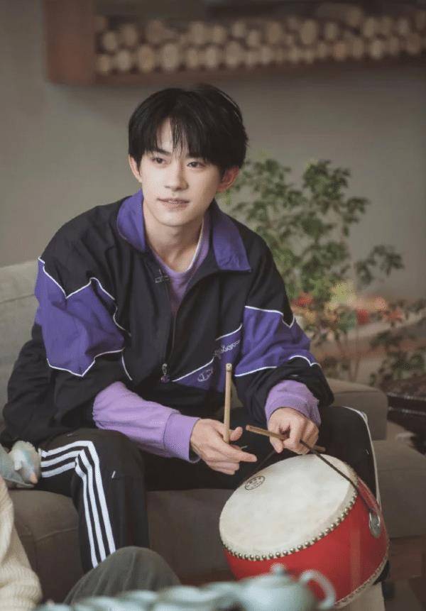 论时尚感只服易烊千玺运动服明明穿大了一码却显得身形更高挑