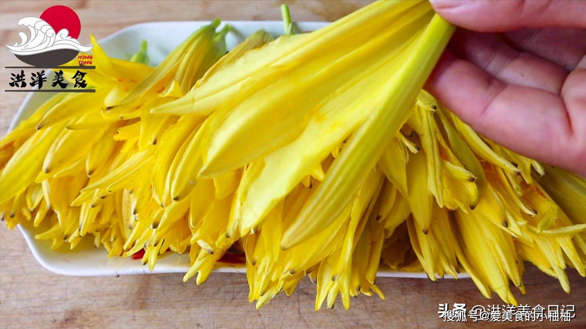 有异味的蔬菜在生活中,有些蔬菜可能自带一些异味,像蘑菇,黄花菜,苦瓜