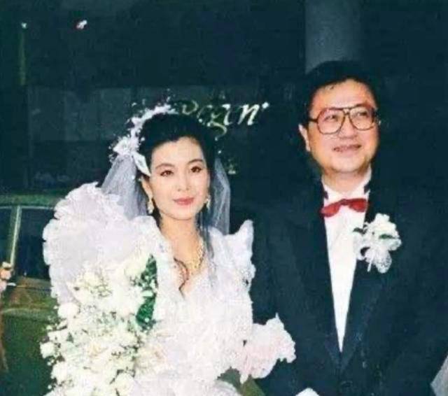 原创原创51岁伍咏薇携丈夫打火锅庆生平淡是福两度原谅丈夫不忠坚守