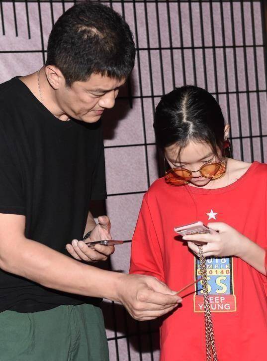 原创48岁李亚鹏现身篮球场,打篮球和年轻人身体对抗丝毫不落下风_李嫣