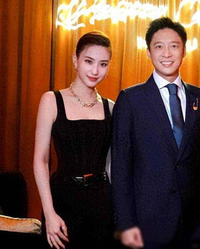 原创何超莲霍启山合照引热议乍一看以为他俩人牵着手你来说谁更配