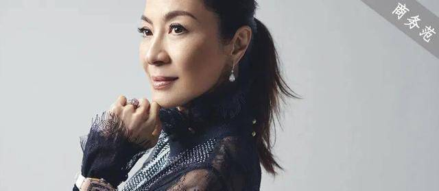 原创60岁杨紫琼顶级名媛工作超拼穿高定戴rm和富豪男友恩爱无比