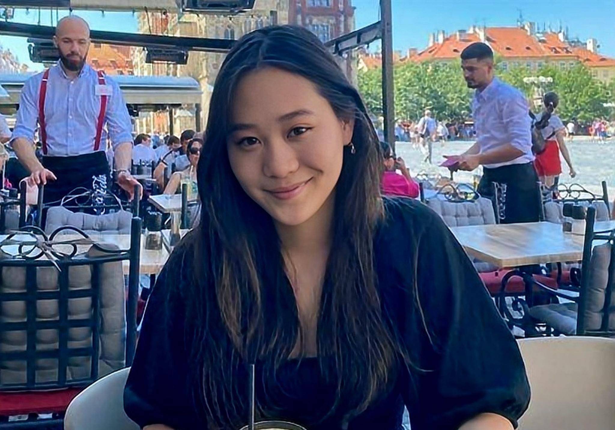 59岁李连杰带女儿畅游欧洲,黑衣黑帽显老态,小女儿颜值神似父亲