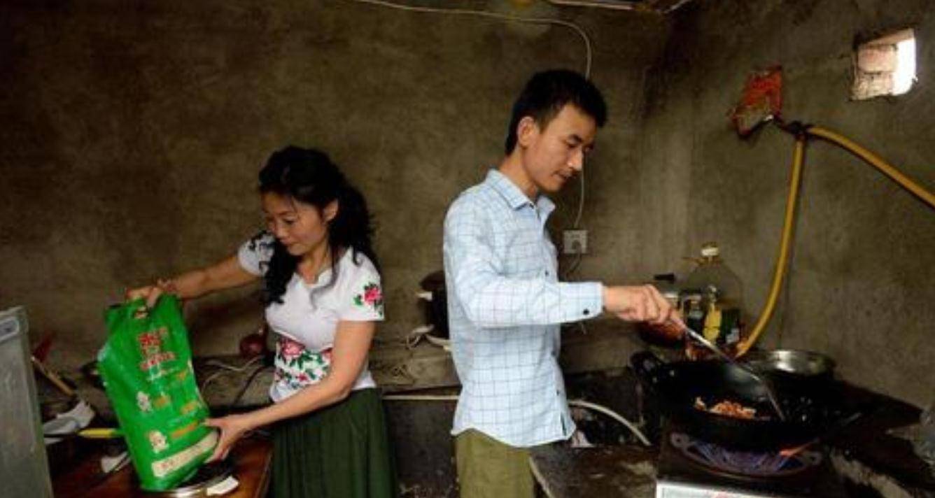 原创90后小伙顶住压力与相识两月的46岁大妈结婚婚后出乎意料