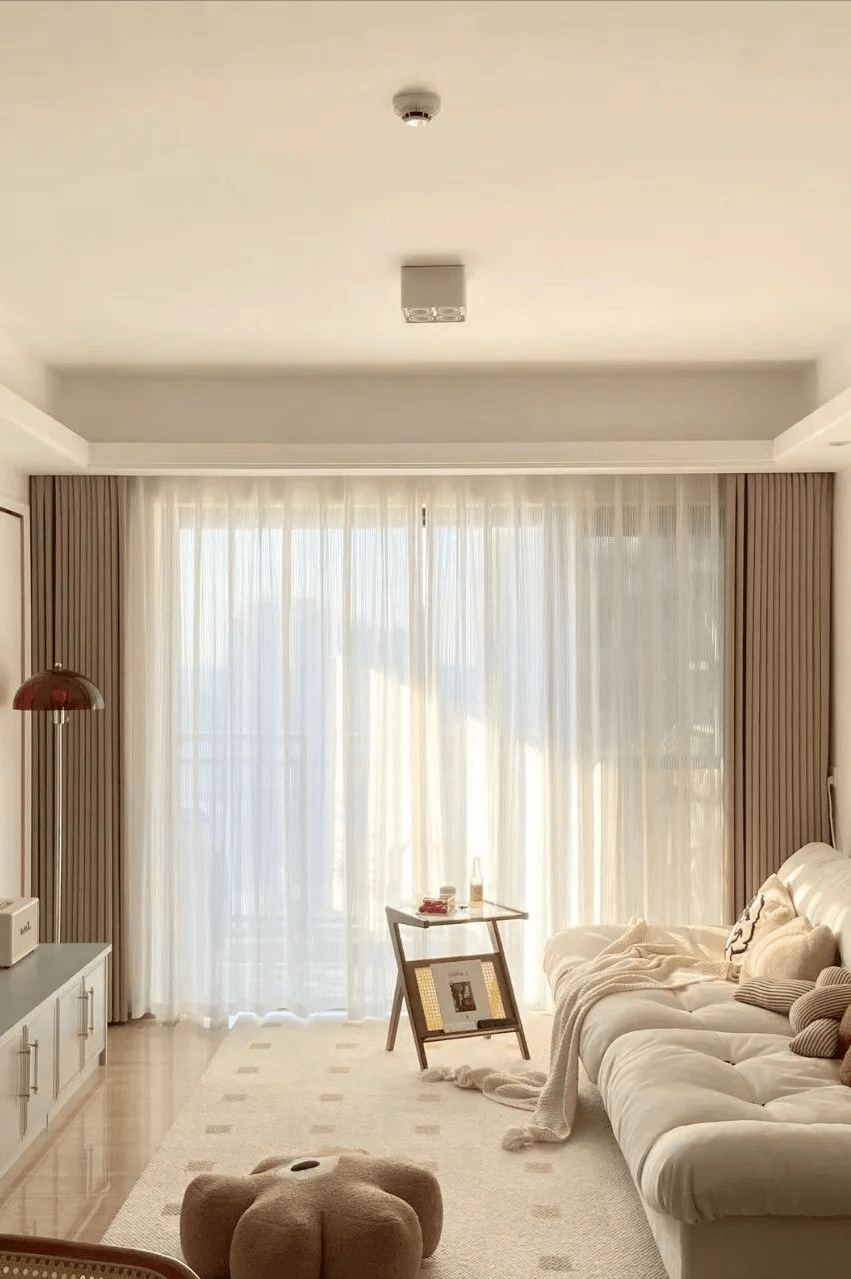 窗帘与小件家具色调相呼应:床头柜,梳妆台,茶几等小件家具在色调上与