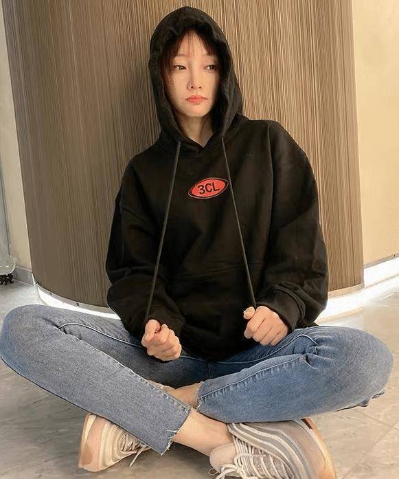 原创李小璐也作妖挑战例假裤大胆秀腿这单品普通人谁敢穿